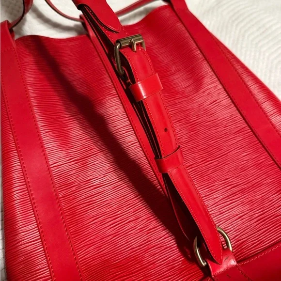 Louis Vuitton Vibrant Red Epi Leather Sling Bag - Picture 9 of 16